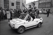 Kozienalia 1992 w Lublinie - król i królowa korowodu z kluczami do miasta na Krakowskim Przedmieściu