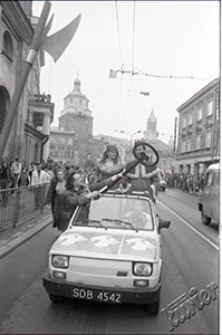 Kozienalia 1992 w Lublinie - kr&oacute;l i kr&oacute;lowa korowodu z kluczami do miasta na Krakowskim Przedmieściu