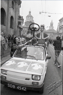 Kozienalia 1992 w Lublinie - kr&oacute;l i kr&oacute;lowa korowodu z kluczami do miasta na Krakowskim Przedmieściu