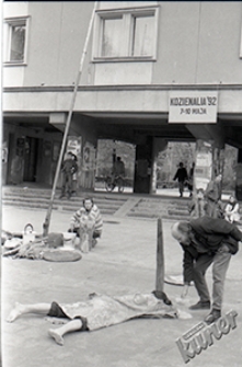 Kozienalia 1992 w Lublinie - występy teatru ulicznego pod akademikiem Amor