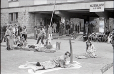 Kozienalia 1992 w Lublinie - występy teatru ulicznego pod akademikiem Amor