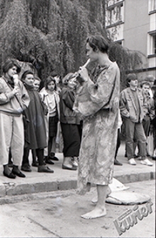 Kozienalia 1992 w Lublinie - występy teatru ulicznego pod akademikiem Amor