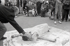 Kozienalia 1992 w Lublinie - występy teatru ulicznego pod akademikiem Amor