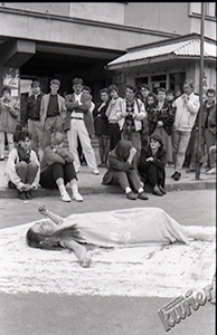 Kozienalia 1992 w Lublinie - występy teatru ulicznego pod akademikiem Amor