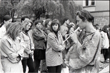 Kozienalia 1992 w Lublinie - występy teatru ulicznego pod akademikiem Amor, flecista