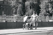 Aleja Świerczewskiego w Lublinie - kobieta z wóziem na moście drogowym z siedzibą MPWiK w tle