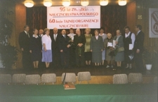 Zdjęcie grupowe ze spotkania uczni&oacute;w i nauczycieli tajnego nauczania