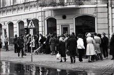 Krakowskie Przedmieście w Lublinie - kolejka przed Orbisem