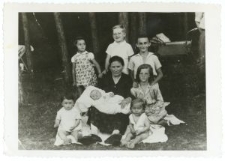 Tema Finkielsztajn with her grandchildren