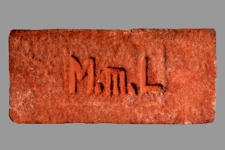 Cegła z sygnaturą &bdquo;M.m.L"