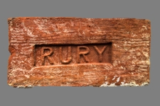 Cegła z sygnaturą &bdquo;RURY&rdquo;