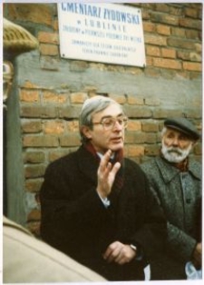 Symcha Wajs pod wejściem do starego cmentarza żydowskiego