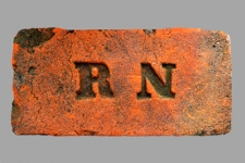 Cegła z sygnaturą &bdquo;RN&rdquo;