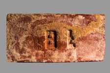 Cegła z sygnaturą &bdquo;BŁ&rdquo;