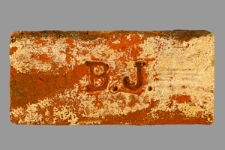 Cegła z sygnaturą &bdquo;B.J.&rdquo;