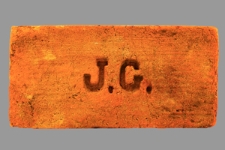 Cegła z sygnaturą „J.G.”
