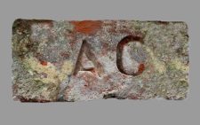 Cegła z sygnaturą &bdquo;AC&rdquo;