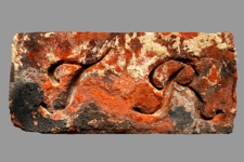 Cegła z sygnaturą „TR”