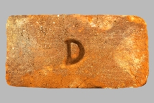 Cegła z sygnaturą &bdquo;D&rdquo;