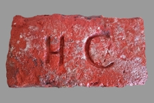 Cegła z sygnaturą &bdquo;HC&rdquo;