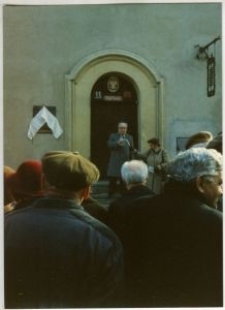 Uroczystość odsłonięcia tablicy pamiątkowej ku czci zamordowanych mieszkańc&oacute;w Ochronki Żydowskiej przy ul. Grodzkiej 11