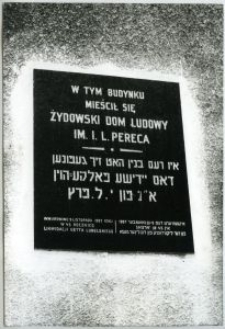 Tablica pamiątkowa z Domu Pereca