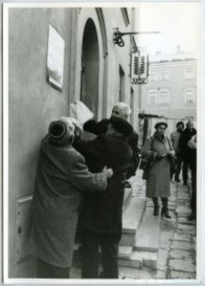 Uroczystość odsłonięcia tablicy pamiątkowej ku czci zamordowanych mieszkańców Ochronki Żydowskiej przy ul. Grodzkiej 11