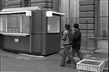 Krakowskie Przedmieście w Lublinie - dw&oacute;ch Rom&oacute;w koło kiosku przy Grand Hotelu