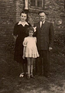 Elżbieta Wzorek z rodzicami przed szkołą podstawową w Kluczkowicach