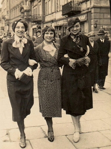 Jadwiga Gierczak z koleżankami na spacerze po Krakowskim Przedmieściu