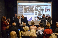 Janusz Swinarski odbierający Medal Prezedyneta Miasta Lublin z rąk prezydenta Krzystofa Żuka