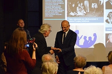 Andrzej Badyoczek odbierający Medal Prezedyneta Miasta Lublin z rąk prezydenta Lublina Krzystofa Żuka