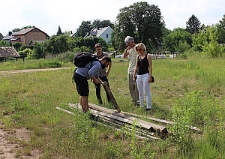 Zespół realizujący projekt "Lubelskie cegielnie. Materia miasta" podczas poszukiwania materiałów na terenie cegielni przy ulicy Zakątek w Lublinie