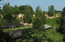 Widok na fragment cegielni przy ulicy Głównej. W tle widoczne wyrobiska