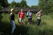 Członkowie zespołu realizującego projekt "Lubelskie cegielnie. Materia miasta" podczas poszukiwania materiał&oacute;w na terenie cegielni przy ulicy Gł&oacute;wnej w Lublinie