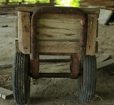 Drewniany wózek do transportu cegieł