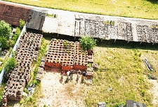 Widok z komina cegielni przy ulicy Zakątek w Lublinie. W dole widoczny zespół pracujący nad projektem "Lubelskie cegielnie. Materia miasta"