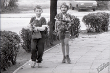 Okolice ulicy Róży Luksemburg w Lublinie - dzieci z liśćmi