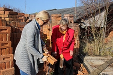 Małgorzata Michalska-Nakonieczna i właścielka ciegielni Apolonia Palak podczas przeglądania cegieł wyprodukowanych w cegielni przy ul. Zakątek