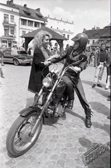 Kazimierz Dolny - zjazd pojazd&oacute;w zabytkowych na rynku, modelka i motocyklista