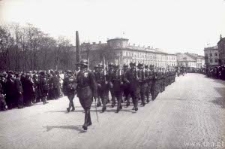 Defilada wojskowa na Krakowskim Przedmieściu w Lublinie