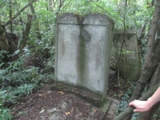 Podwójna macewa na cmentarzu żydowskim w mieście Śniatyn