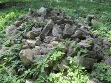 Ułamki macew na tyłach szpitala we Lwowie