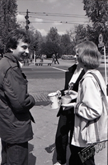 Kwesta PCK pod Pocztą Gł&oacute;wną w Lublinie z widokiem na Plac Litewski