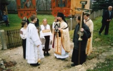 Grupa wiernych czeka na Lubomyra Huzara