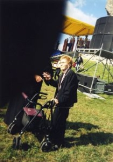 Najmłodsza c&oacute;rka Emiliana Kowcza, Lidia Aleksandra Kowcz-Brygidyr na terenie Państwowego Muzeum na Majdanku