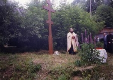 Poświęcenie placu pod budowę cerkwi greckokatolickiej. Obok krzyża przemawia ks. Stefan Batruch