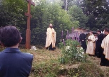 Poświęcenie placu pod budowę cerkwi greckokatolickiej. Obok krzyża przemawia ks. Stefan Batruch