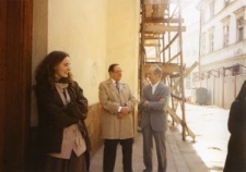 Grupa greckokatolickich wiernych przy wejściu do kościoła św. Jozafata przy ul. Zielonej w Lublinie