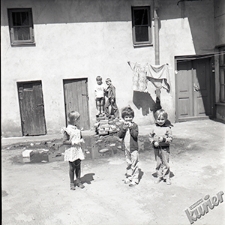 Stare Miasto w Lublinie - dzieci na podw&oacute;rku